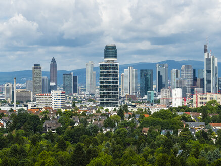 Deutschland, Frankfurt, Skyline mit neuem Henninger-Turm - AM05450