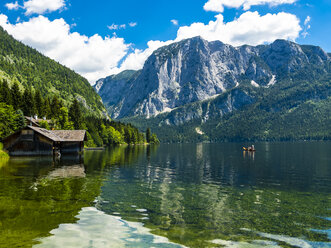 Österreich, Steiermark, Altaussee, Bootshaus am Altausseer See mit Trisselwand im Hintergrund - AMF05453