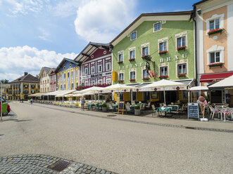 Austria, Mondsee, row of houses with restaurants in the foreground - AMF05458