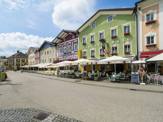Österreich, Mondsee, Häuserzeile mit Restaurants im Vordergrund - AMF05458