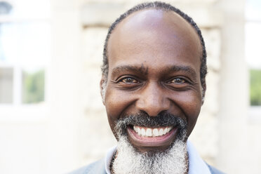 Portrait of laughing bearded man - IGGF00084