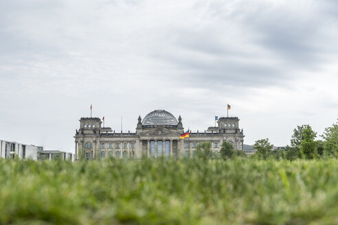 Deutschland, Berlin, Berlin-Tiergarten, Blick auf den Reichstag - CHPF00416
