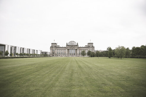 Deutschland, Berlin, Berlin-Tiergarten, Blick auf den Reichstag - CHPF00419