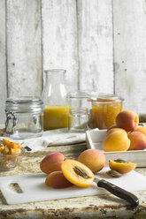 Preparing apricot jam - ASF06101