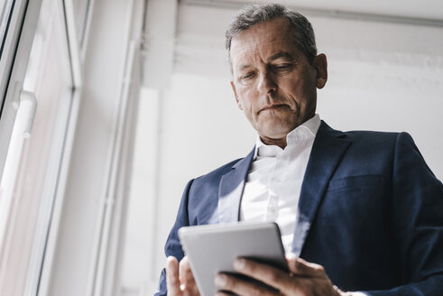 Geschäftsmann mit Mobiltelefon - KNSF02362