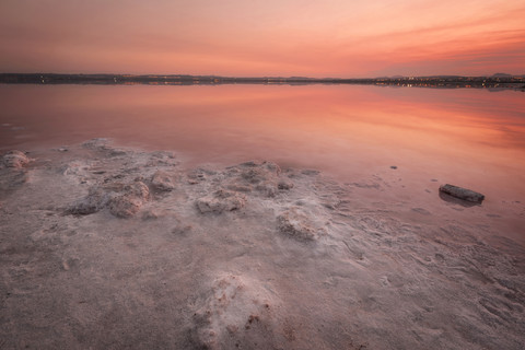 Spanien, Alicante, Salinas de Torrevieja, Sonnenuntergang über rosa See, lizenzfreies Stockfoto