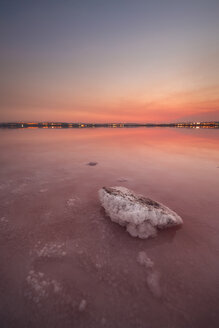 Spanien, Alicante, Salinas de Torrevieja, Sonnenuntergang über rosa See - DHCF00143