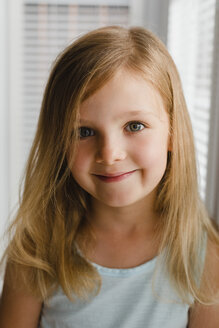 Porträt eines blonden kleinen Mädchens - NMSF00135