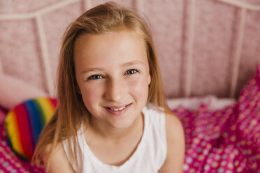 Porträt eines lächelnden kleinen Mädchens im Schlafzimmer - NMSF00137