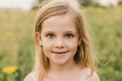 Porträt eines blonden kleinen Mädchens in der Natur - NMSF00154