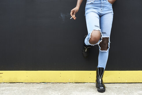 Beine einer Frau in Used-Look-Jeans - IGGF00099