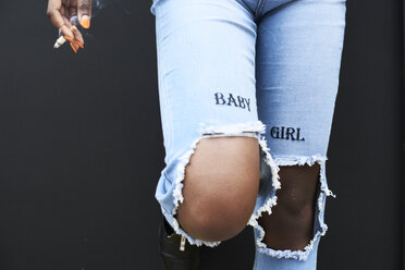Beine einer Frau in Used-Look-Jeans - IGGF00100