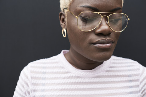 Porträt einer Frau mit Brille, lizenzfreies Stockfoto