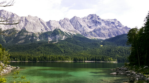 Deutschland, Bayern, Eibsee mit Zugspitze - MAEF12392