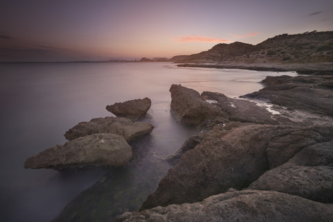 Spanien Alicante, Felsenküste in der Abenddämmerung, lizenzfreies Stockfoto