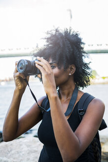 USA, New York City, Brooklyn, Frau fotografiert am Wasser - GIOF03102