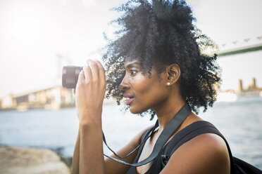 USA, New York City, Brooklyn, Frau fotografiert am Wasser - GIOF03103