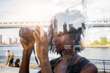 USA, New York City, Brooklyn, woman looking at camera - GIOF03107