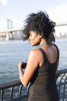 USA, New York City, Brooklyn, Frau steht am Wasser - GIOF03112