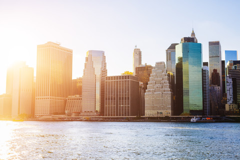 USA, New York City, Skyline von Manhattan bei Sonnenuntergang, lizenzfreies Stockfoto