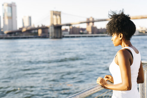 USA, New York City, Brooklyn, Frau steht am Wasser - GIOF03127