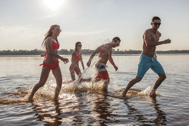 Happy friends splashing in water - VPIF00003