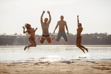 Glückliche Freunde springen am Strand - VPIF00006