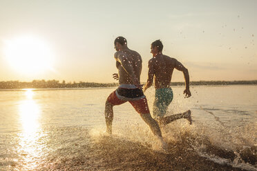 Zwei Freunde laufen im Wasser - VPIF00016