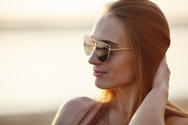 Portrait of beautiful young woman wearing sunglasses - VPIF00018