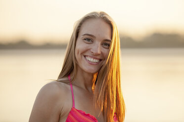 Portrait of beautiful young woman smiling - VPIF00020