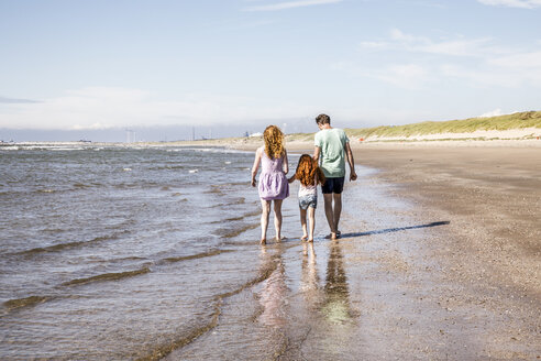 Niederlande, Zandvoort, Familienspaziergang am Meeresstrand - FMKF04316