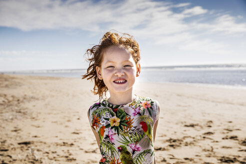 Niederlande, Zandvoort, Porträt eines rothaarigen Mädchens am Strand - FMKF04317