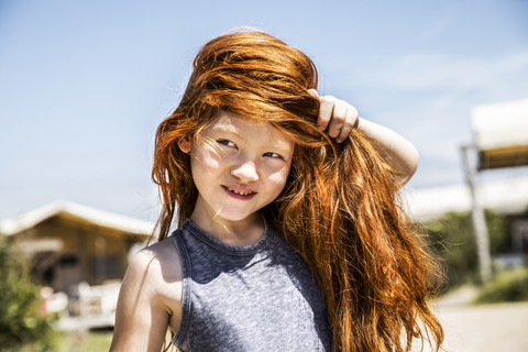 Porträt eines Mädchens mit langen roten Haaren, lizenzfreies Stockfoto