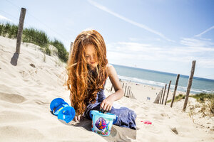Niederlande, Zandvoort, rothaariges Mädchen spielt am Strand - FMKF04351