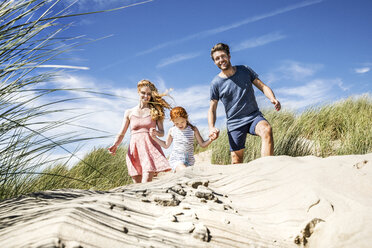 Niederlande, Zandvoort, glückliche Familie mit Tochter in den Stranddünen - FMKF04362