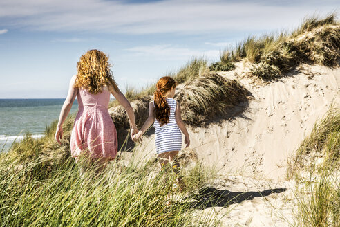 Niederlande, Zandvoort, Mutter und Tochter wandern in den Stranddünen - FMKF04367