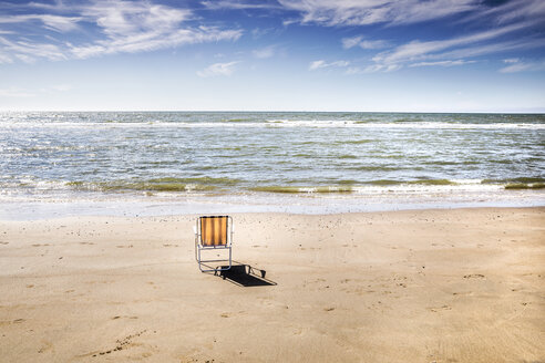 Niederlande, Zandvoort, leerer Stuhl am Strand - FMKF04368