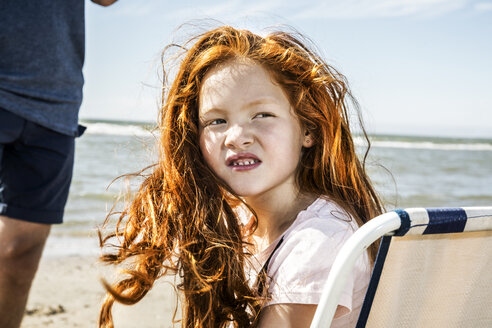 Niederlande, Zandvoort, Porträt eines rothaarigen Mädchens am Strand - FMKF04375