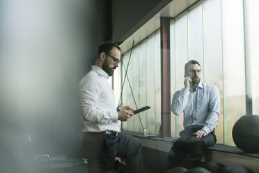 Zwei Geschäftsleute bei einem Treffen im Büro - JOSF01357