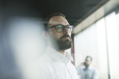 Zwei Geschäftsleute bei einem Treffen im Büro - JOSF01358