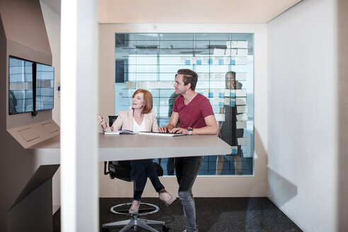 Geschäftsleute, die im Büro diskutieren - ZEF14309