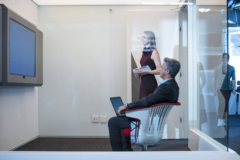 Geschäftsleute bei einer Videokonferenz im Büro - ZEF14311