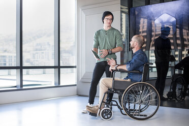 Mann spricht mit einem behinderten Kollegen im Rollstuhl - ZEF14313