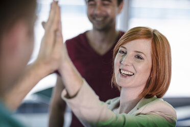 Glückliche Geschäftsleute, die sich im Büro zuprosten - ZEF14319