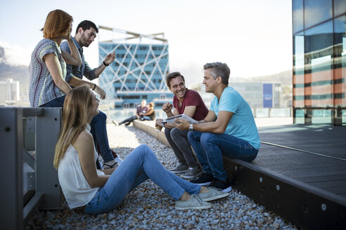 Geschäftsleute bei einem zwanglosen Treffen auf einer Dachterrasse - ZEF14330