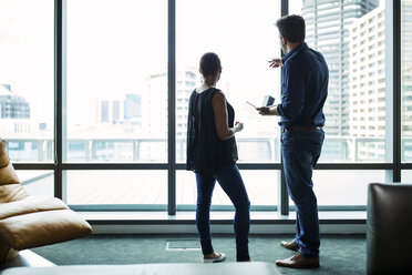 Colleagues in office discussing work issues, pointing out of window - ZEF14338