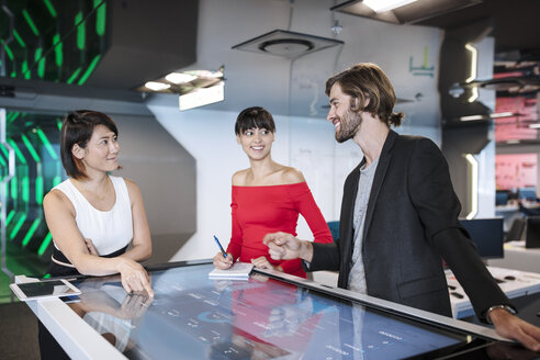 Geschäftsleute, die in einem futuristischen Büro diskutieren - ZEF14371