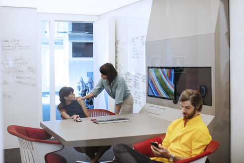 Geschäftsleute in einem futuristischen Büro bei einer Besprechung - ZEF14408