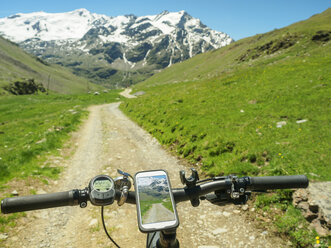 Italien, Lombardei, Cevedale Vioz Bergkamm, Handy auf dem E-Bike - LAF01865