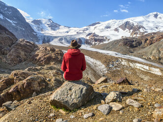 Italien, Lombardei, Cevedale Vioz Bergkamm, Wanderer rastet am Forni-Gletscher - LAF01867